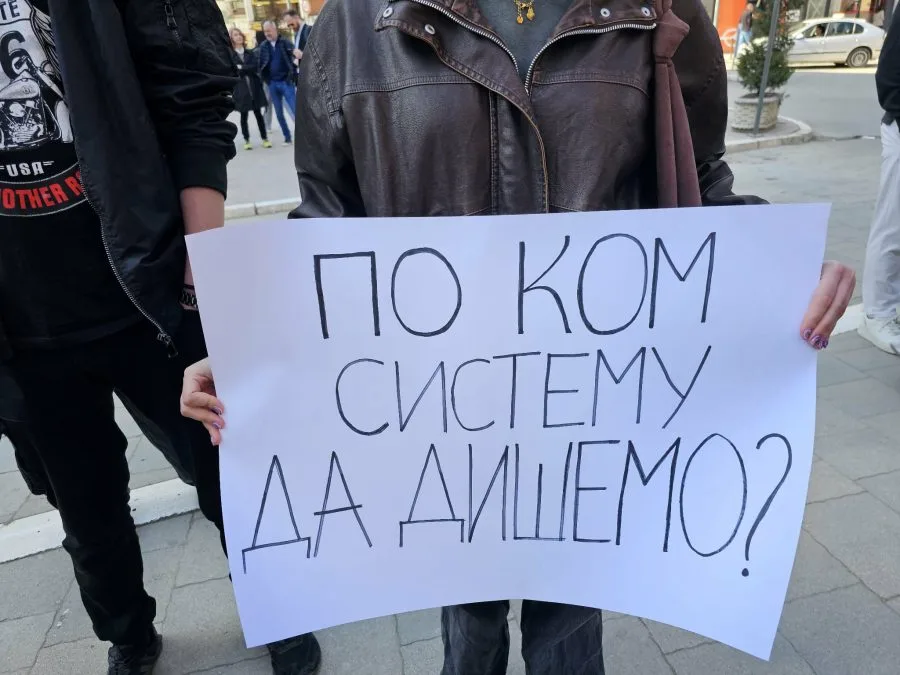 Protest studenata i profesora u Mitrovici: „Od skora su za Prištinu Srbi na Kosovu stranci, za Beograd odavno“ 1 transparent1