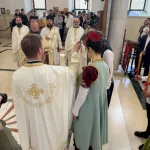 Prizrensko sabranje: Venčanje Jovana i Maje kao zavet ljubavi pod svodovima drevnih svetinja 2 Venčanje Jovana i Maje u Sabornom hramu u Prizrenu (Foto: Radio Goraždevac)