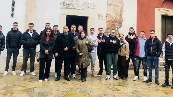 Poseta učenika i profesora Pećkoj Patrijaršiji (Foto: Gradski muzej u Peći/Fejsbuk) Poseta učenika i profesora Pećkoj Patrijaršiji (Foto: Gradski muzej u Peći/Fejsbuk)