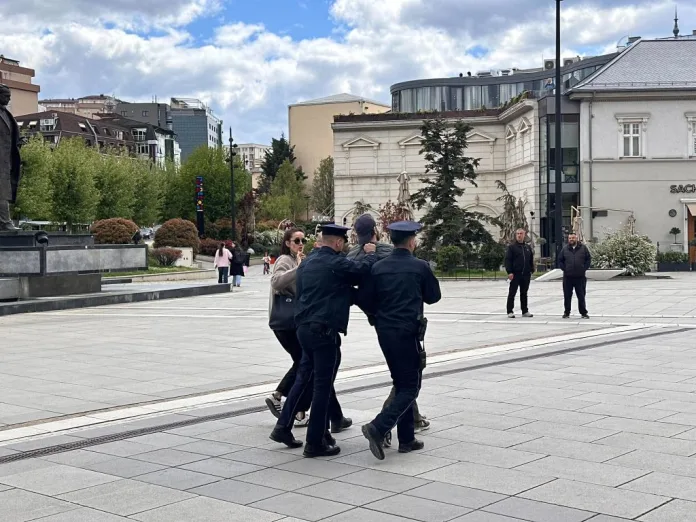 Hapšenje nakon protesta u Prištini povodom 1. maja (Foto Ekonomija onlajn) Hapšenje nakon protesta u Prištini povodom 1. maja (Foto Ekonomija onlajn)