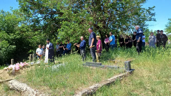 Zadušnice na groblju u Orahovcu (Foto: radio Goraždevac) Zadušnice na groblju u Orahovcu (Foto: radio Goraždevac)