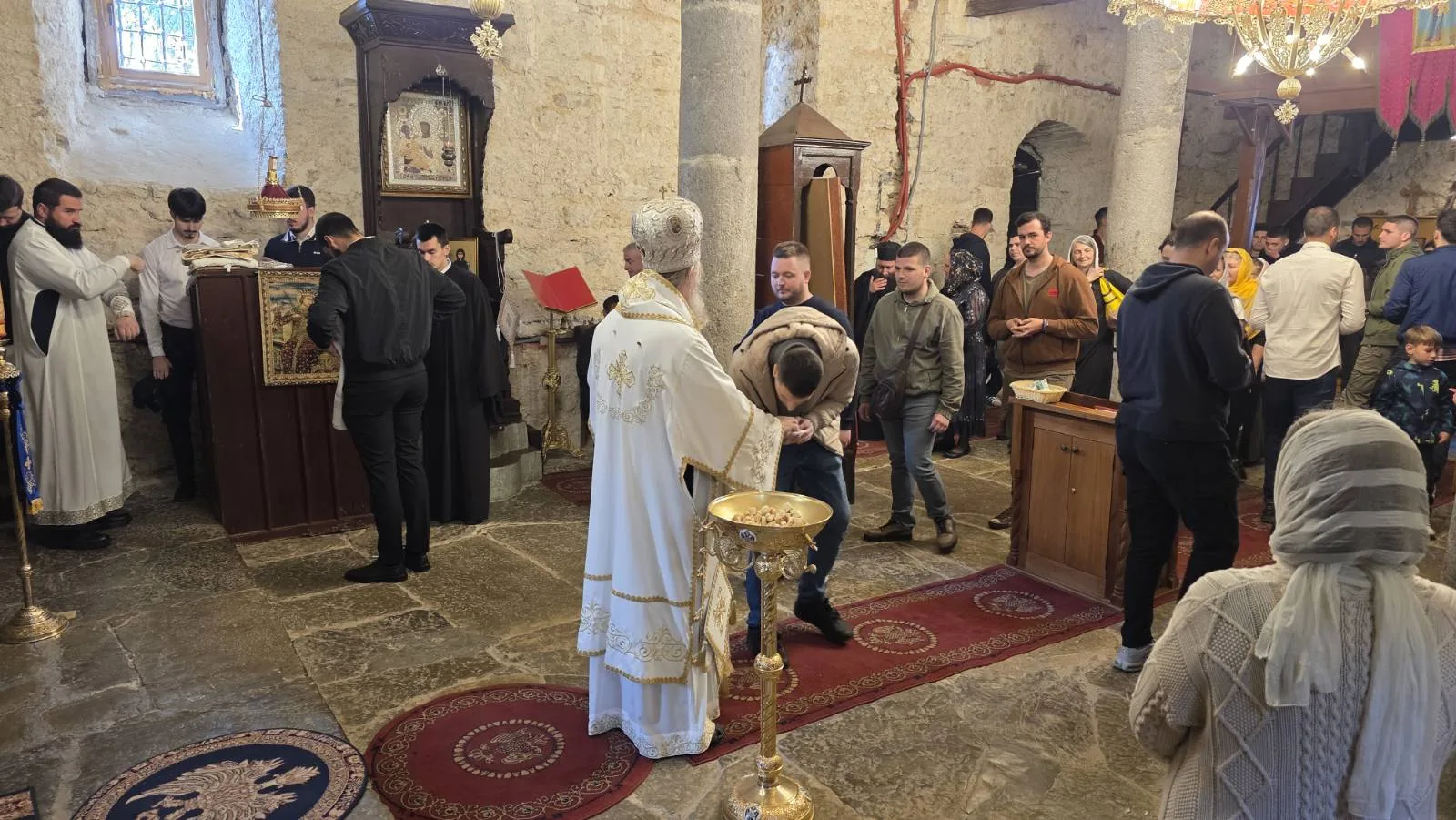 Episkop Andrej boravio u Orahovcu i služio Svetu liturgiju 2 IMG 54e77ef8d29750f66f30cd62505d55d6 V
