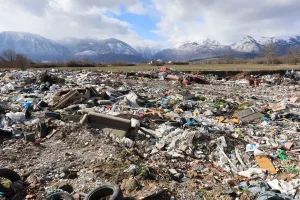 Alarmantna ekološka situacija: Ilegalne deponije i otpad u rekama ugrožavaju Peć i Prizren 1 Otpdad pored obradivog zemljišta u Goraždevcu (Foto: Radio Goraždevac)