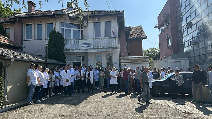 Zaposleni u Domu zdravlja Gračanica na polusatnom protestu zbog hapšenja Mirjane Dimitrijević i ostalih direktora obrazovnih i zdravstvenih institucija (Foto: Kim) Zaposleni u Domu zdravlja Gračanica na polusatnom protestu zbog hapšenja Mirjane Dimitrijević i ostalih direktora obrazovnih i zdravstvenih institucija (Foto: Kim)