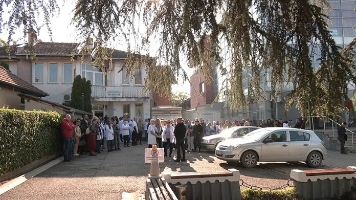 Zaposleni u Domu zdravlja Gračanica obustavili rad na sat vremena zbog privođenja direktorke (Foto: Kim) Zaposleni u Domu zdravlja Gračanica obustavili rad na sat vremena zbog privođenja direktorke (Foto: Kim)