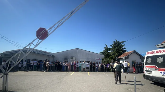 Protest zaposlenih u KBC-u Priština-Gračanica (Foto: Kim) Protest zaposlenih u KBC-u Priština-Gračanica (Foto: Kim)