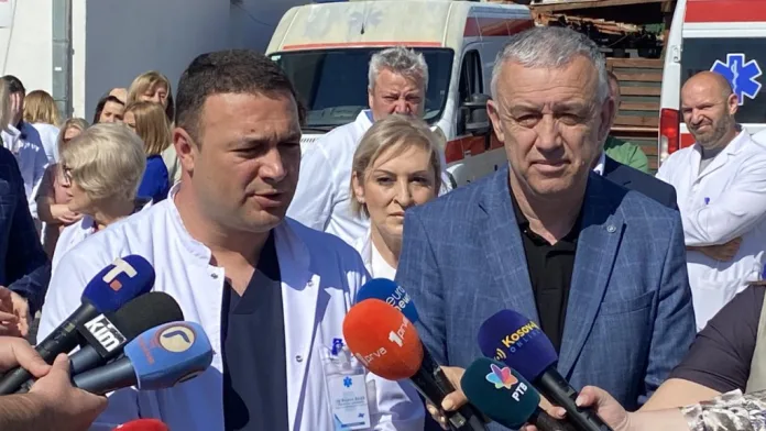 Zlatan Elek ispred KBC Priština u Gračanici: Protesti neće stati dok uhapšeni direktori ne budu pušteni na slobodu (Foto: Kim) Zlatan Elek ispred KBC Priština u Gračanici: Protesti neće stati dok uhapšeni direktori ne budu pušteni na slobodu (Foto: Kim)
