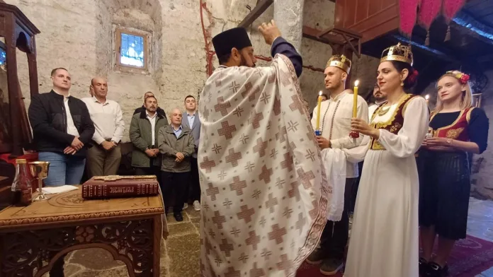 Bogorodica orahovačka spojila Mladena Jokanovića iz Brčkog i Marinu Jovanović iz Novog Sada (Foto: Radio Goraždevac) Bogorodica orahovačka spojila Mladena Jokanovića iz Brčkog i Marinu Jovanović iz Novog Sada (Foto: Radio Goraždevac)