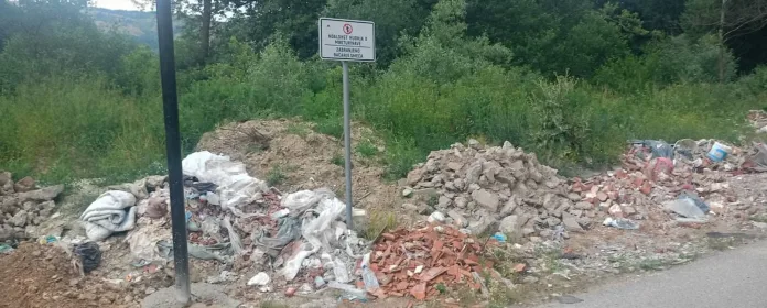 Divlje deponije (Foto: Meštanin sela Mlike) Divlje deponije (Foto: Meštanin sela Mlike)