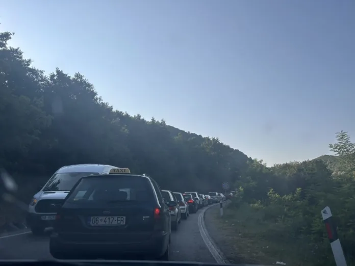 Kolone vozila na Beloj zemlji i Merdaru (Foto Kim) Kolone vozila na Beloj zemlji i Merdaru (Foto Kim)