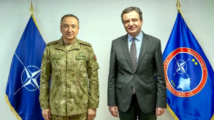 Komandant KFOR-a Ozkan Ulutaš i Aljbin Kurti na jednom od prethodnih sastanaka (Foto Fejsbuk@NATOKFOR) Komandant KFOR-a Ozkan Ulutaš i Aljbin Kurti na jednom od prethodnih sastanaka (Foto Fejsbuk@NATOKFOR)