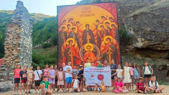 Polaznici Letnje škole Kosovsko Pomoravlje u manastiru Sveti Arhangeli (Foto: Letnja škola Kosovsko Pomoravlje) Polaznici Letnje škole Kosovsko Pomoravlje u manastiru Sveti Arhangeli (Foto: Letnja škola Kosovsko Pomoravlje)