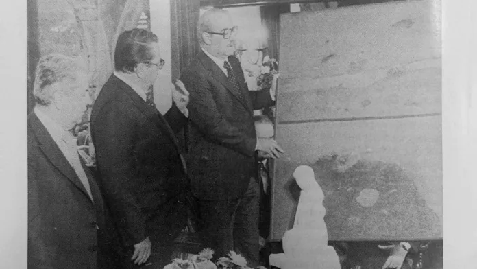 Prva generacija akademskih slikara školovana na Kosovu poklonila je drugu Titu prva dela umetničkog nadahnuća (Foto: preuzet iz knjige Tito na Kosovu, Jedinstvo, 1979) Prva generacija akademskih slikara školovana na Kosovu poklonila je drugu Titu prva dela umetničkog nadahnuća (Foto: preuzet iz knjige Tito na Kosovu, Jedinstvo, 1979)