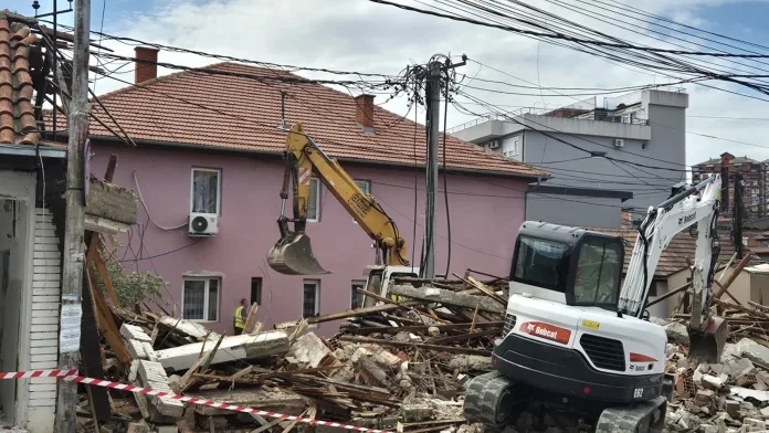 Bageri ruše lokale u Bošnjačkoj mahali (Foto: KoSSev) Bageri ruše lokale u Bošnjačkoj mahali (Foto: KoSSev)