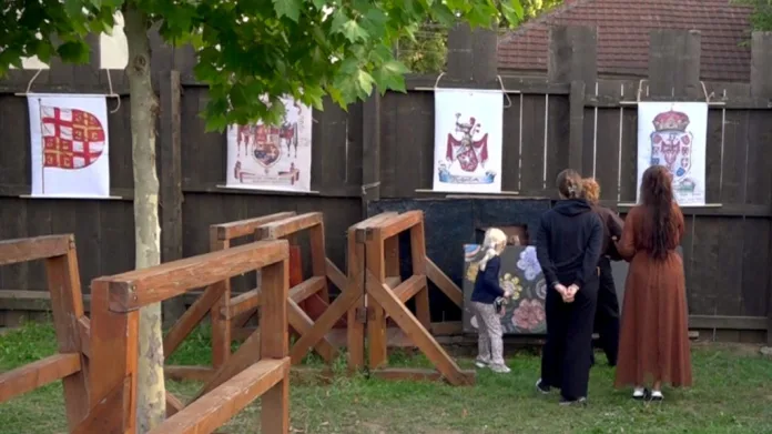 Izložba replika srednjovekovnih grbova i zastava u tematskom parku Ordo Drakonis u Gračanici (Foto: Kim)