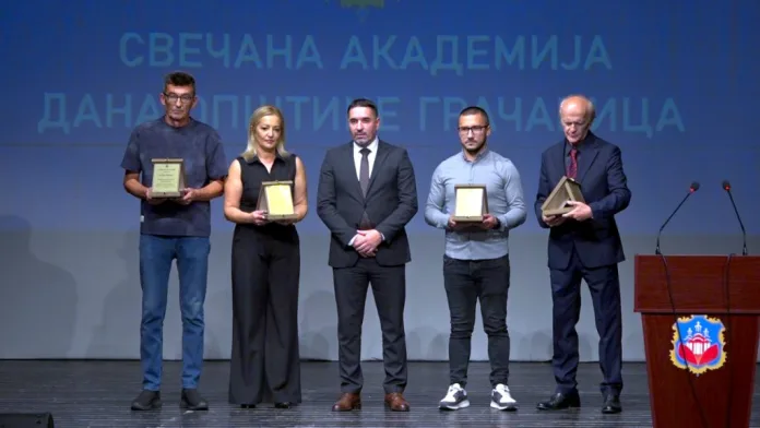 Svečana akademija povodom Dana opštine Gračanica održana u Domu kulture - dobitnici zahvalnica (Foto: Kim)