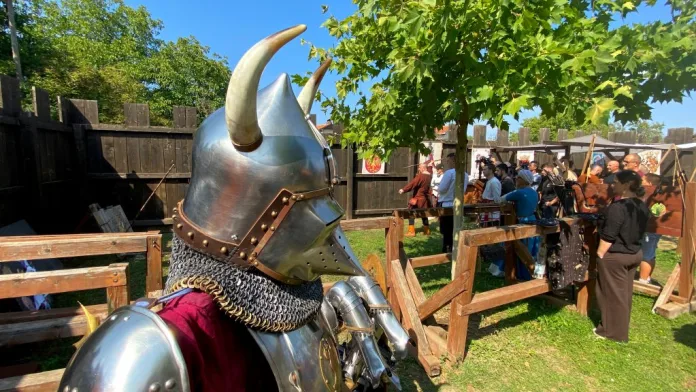 Takmičenje u bacanju koplja na ovogodišnjem Štit festivalu u Gračanici (Foto: Kim) Takmičenje u bacanju koplja na ovogodišnjem Štit festivalu u Gračanici (Foto: Kim)