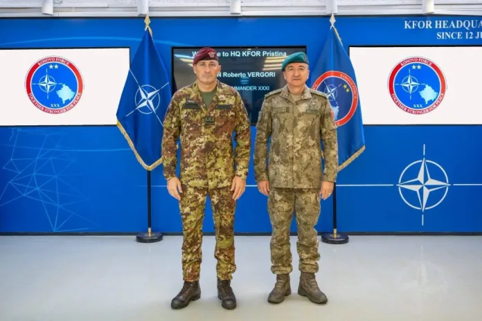 Ulutaš dočekao budućeg komandanta KFOR-a, primopredaja dužnosti 14. oktobra (Foto: KFOR) Ulutaš dočekao budućeg komandanta KFOR-a, primopredaja dužnosti 14. oktobra (Foto: KFOR)