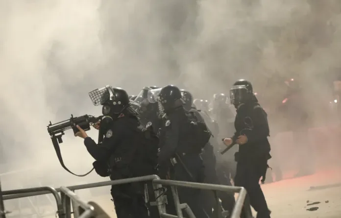 Policija o protestu: Suzavac upotrebljen kako bi poslanici izašli iz Skupštine (Foto: Koha)