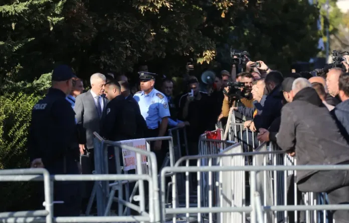 Demonstranti poslanika Samoopredeljenja vratili preko policijske ograde, Kurti i Hamza na novom sastanku (Foto: Koha)