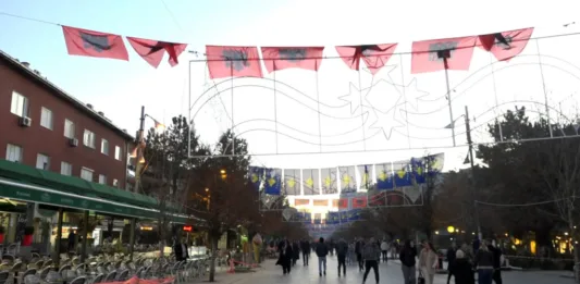Dan zastave Albanije, zastave na trgu u Prištini (Foto: Ekonomia Onlajn, arhiva)