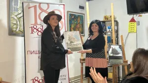 Uručenje priznanja: Ivana Vanovac i Milica Stojanović Kostić (Foto: Kim)