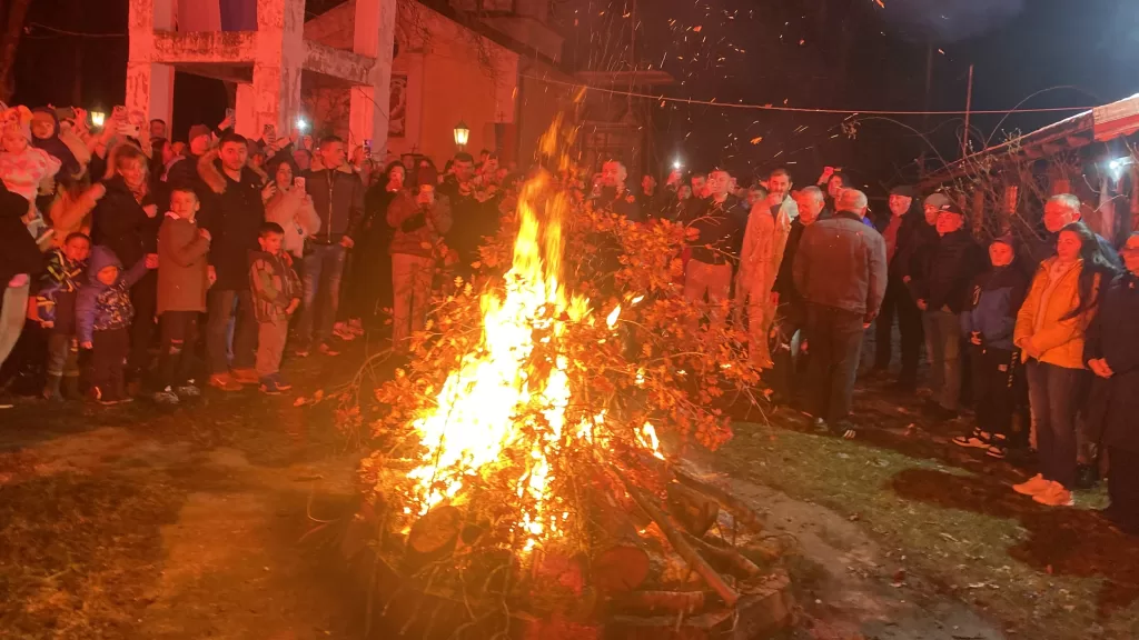 Paljenje badnjaka u Goraždevcu (Foto: Radio Goraždevac)