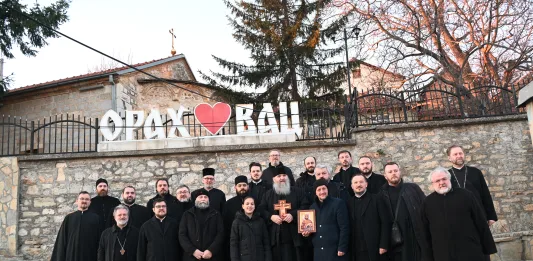 Vladika Andrej sa sveštenstvom u poseti Orahovcu (Foto: Radio Goraždevac)