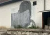 Pokrenuta inicijativa za obnovu prekrečenih murala posvećenih trojici mladića u opštini Leposavić Prekrečeni mural u Leposaviću (Foto: Meštani Sočanice)