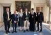 Princ Filip u Kraljevskom Dvoru ugostio komandanta KFOR-a koji je marta 2004. sačuvao Pećku patrijaršiju