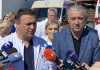 Elek u Gračanici: Protesti neće stati dok uhapšeni direktori ne budu pušteni na slobodu Zlatan Elek ispred KBC Priština u Gračanici: Protesti neće stati dok uhapšeni direktori ne budu pušteni na slobodu (Foto: Kim)